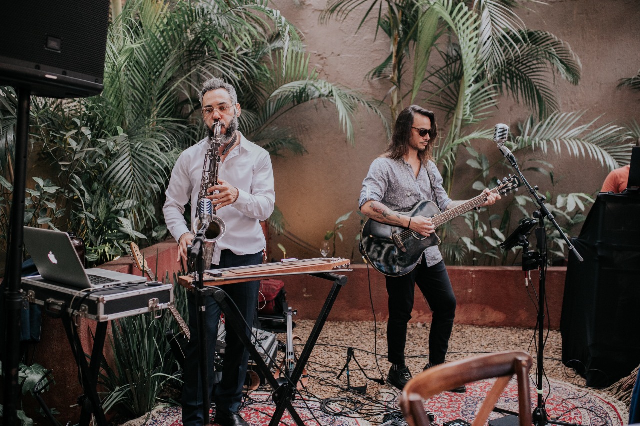 Five PM com sax e guitarra